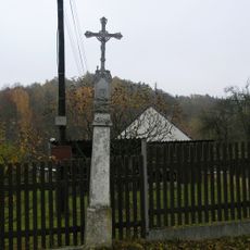 Kříž v Osvračíně u plotu