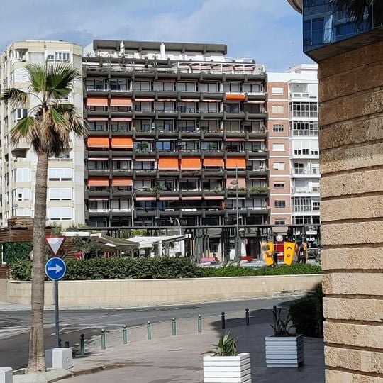 Edificio de Viviendas, Locales y Oficinas