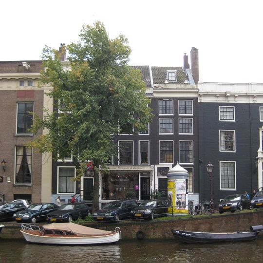 Pand met gevel onder rechte lijst en dwars dak