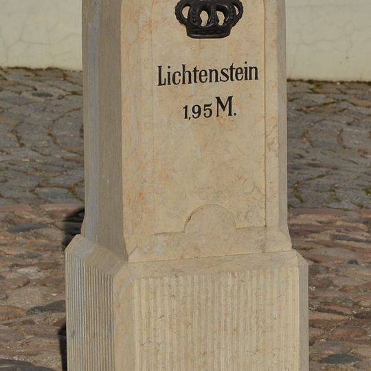 Meilenstein August-Bebel-Straße 38