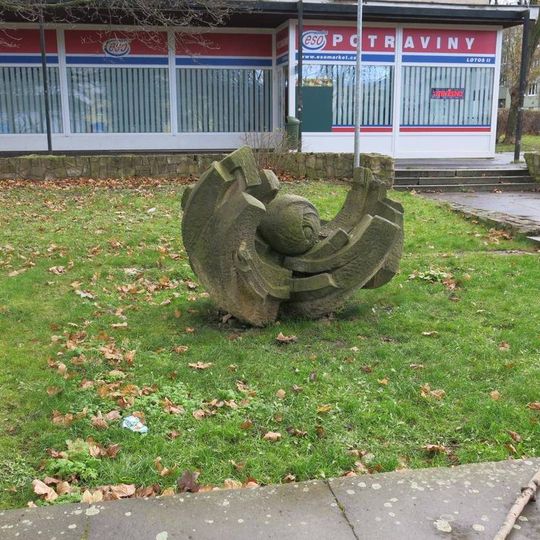 Pískovcová plastika Květ v areálu Perla v Řetenicích