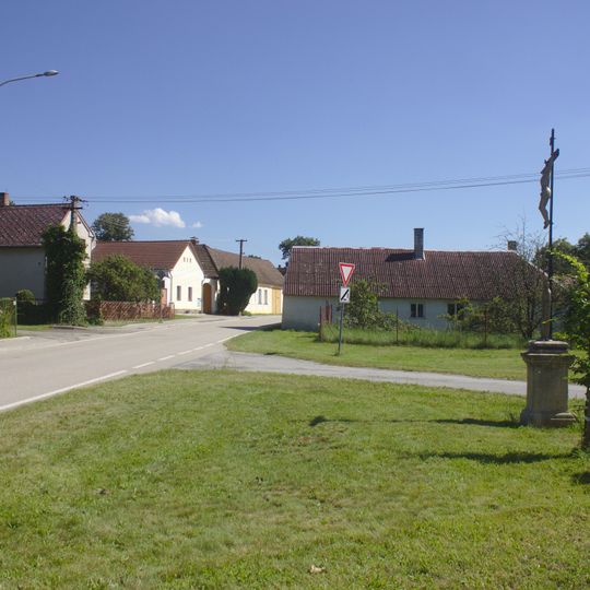 Boží muka na křižovatce místních cest v severní části obce Pístina