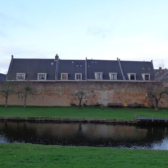 In het pand of op de grens van het erf bevindende stadsmuur