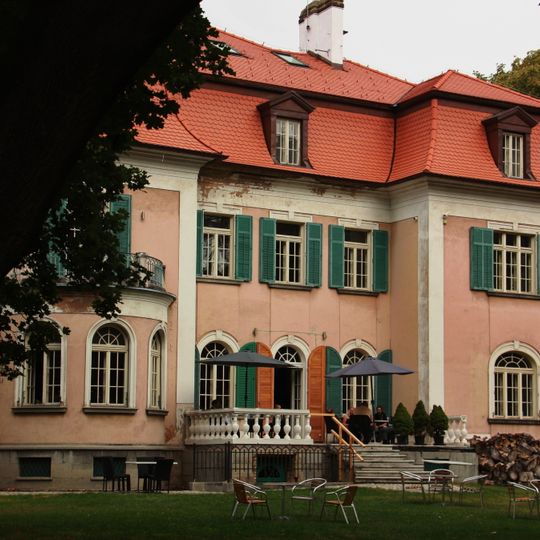 Villa No. 964 with garden and fencing