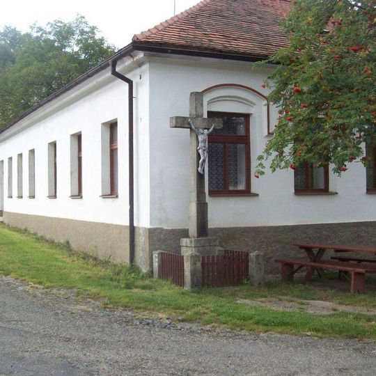 Kříž v Obděnicích u křižovatky