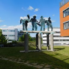 Plastika Rovnováha v kampusu Masarykovy university v Bohunicích