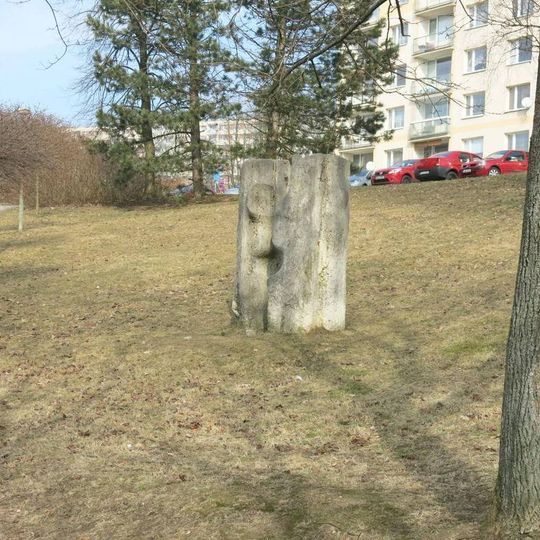 Kamenná plastika Dvojice v parku v Třešňové ulici v Ruprechticích
