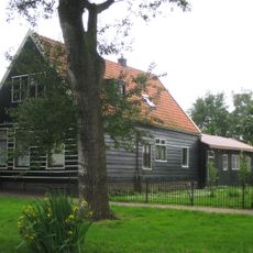 Houten huis, een geheel vormend met het buurnummer 117