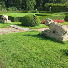 Sochy lvic v zahradě zámku v Lysé nad Labem
