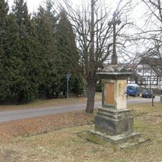 Kříž na návsi v Radešíně