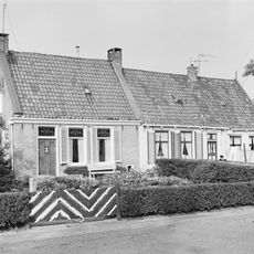 Eenvoudig pand onder zadeldak tussen topgevels