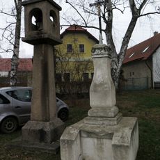 Zvonička a krucifix