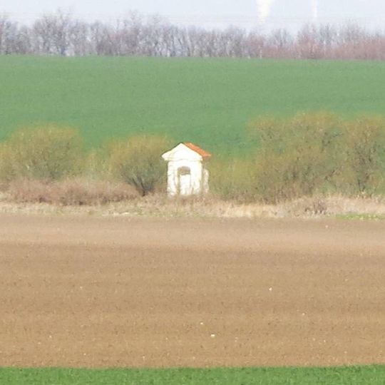 Kaplička u polní cesty severně od Donína