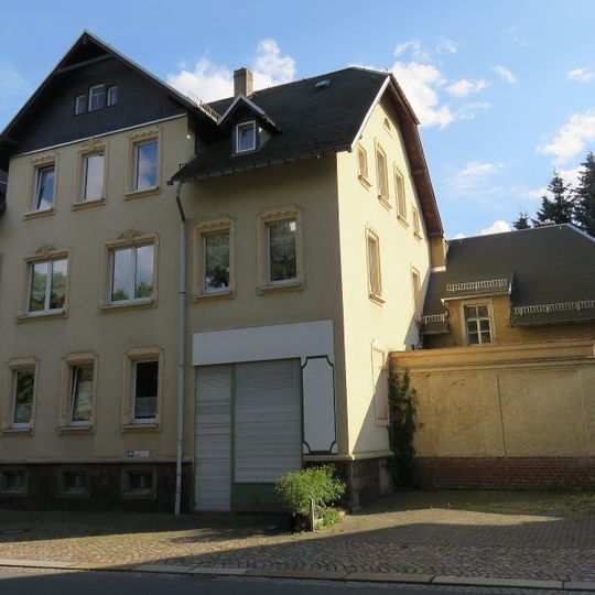 Wohnhaus in offener Bebauung mit Laden und originaler Ladenausstattung Hohensteiner Straße 11