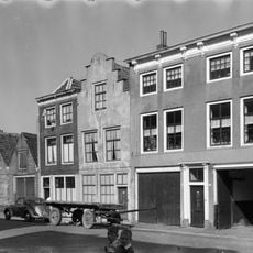 Huis met gecementeerde rechte gevel