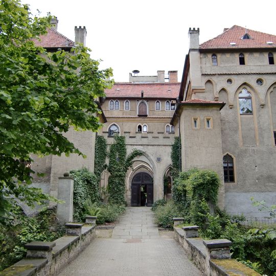 Seifersdorf manor, palace and palace park Tina-von-Brühl-Straße 31, 33