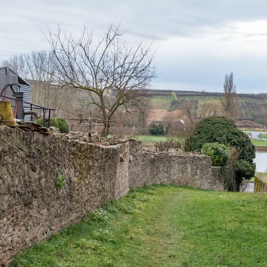 Reste der ehemaligen Gartenmauer