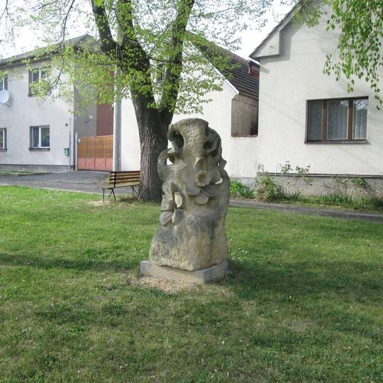 Plastika v Kozojedech u křižovatky