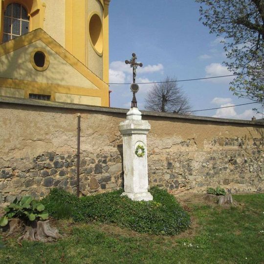 Kříž u kostela ve Chválenicích