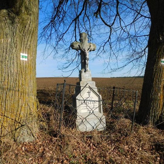 Kříž u cesty jižně od Zadního Pole