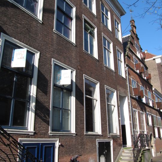 Pand met eenvoudige lijstgevel met bewerkte lijst