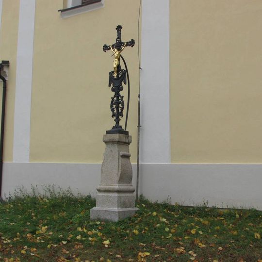Kříž vedle kostela svaté Máří Magdalény v Dolní Cerekvi