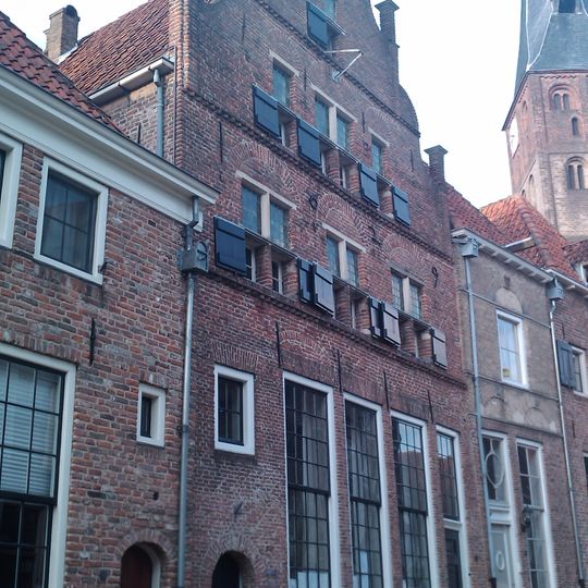 Linkerhelft van een huis met gepleisterde rechte gevel, in jaarankers gedateerd 1629