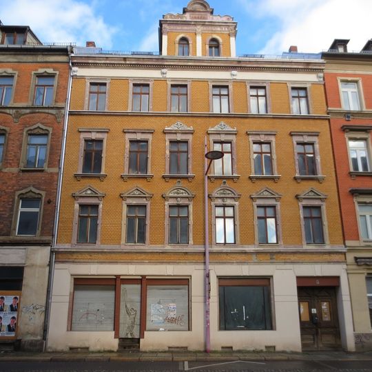 Mietshaus in geschlossener Bebauung und Laden Limbacher Straße 6