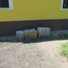 Památník u obecního úřadu v Blatně