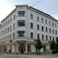 Wohn- und Geschäftshaus in geschlossener Bebauung, Eckhaus Berliner Straße 61 (Dr.-Friedrichs-Straße 1)