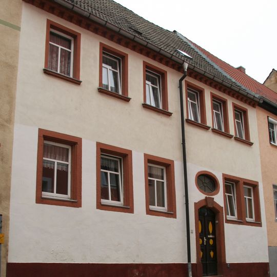 Wohnhaus in geschlossener Bebauung und Hintergebäude