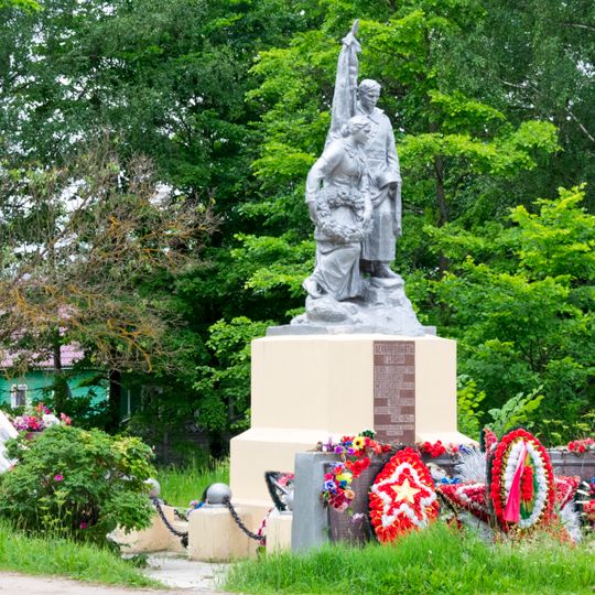 Братская могила советских воинов, погибших в боях с фашистами