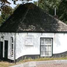 Brugwachtershuisje, bestaande uit het woongedeelte van een boerderij, waarvan het bedrijfsgedeelte is afgebroken.