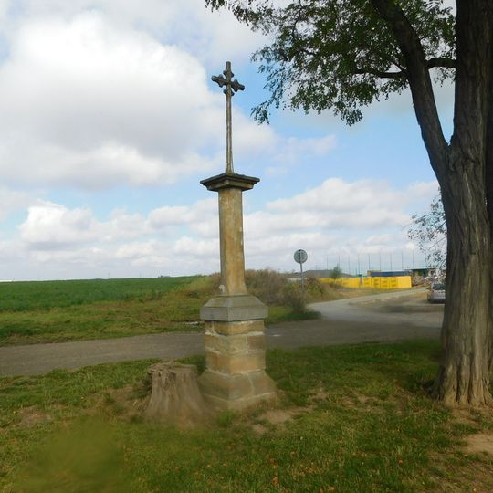 Kříž u hřiště v Nehvizdech