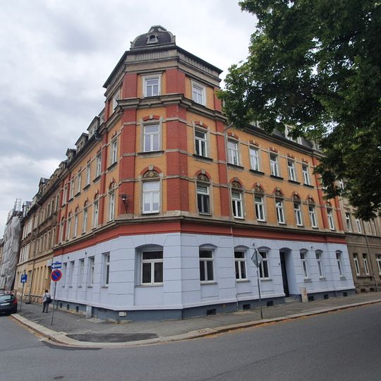 Mietshaus in geschlossener Bebauung und Ecklage Bischofstraße 13