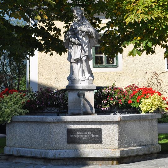 Brunnen mit Figur hl. Johannes Nepomuk