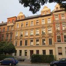 Mietshaus in geschlossener Bebauung mit Vorgarten Barbarossastraße 94