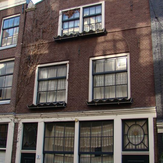 Pand met gevel met ontlastingsbogen boven de vensters