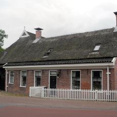 Boerderij op L-vormige plattegrond met woondeel onder zadeldak en stal onder wolfsdak