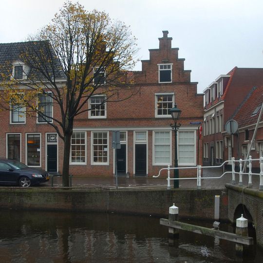 Pand dat met het pand oudegracht 210 gedekt wordt door een dwars schilddak