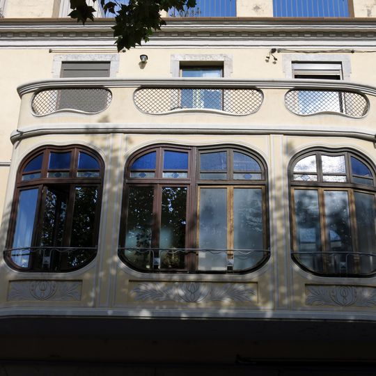 Tribuna modernista de l'habitatge a la plaça Marquina, 4