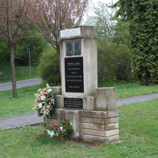 Pomník osvobození u kostela v Chotiněvsi