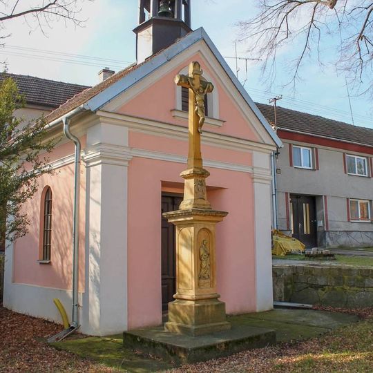 Kříž před kaplí ve Střížově
