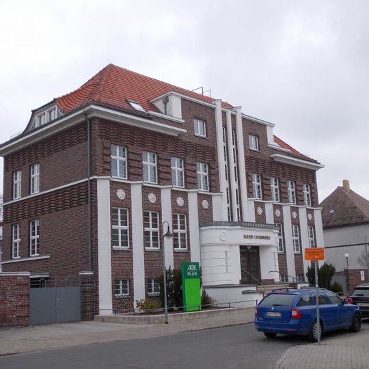 Verwaltungsgebäude und rückwärtige Schalterhalle, mit Einfriedung, Vorgarten und Garagengebäude im Hof Freiherr-vom-Stein-Straße 9