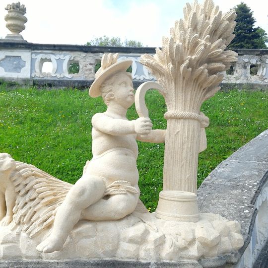 Socha alegorie Léto v Zámecké zahradě v Českém Krumlově