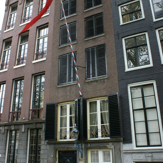 Pand met gevel onder rechte lijst met twee consoles