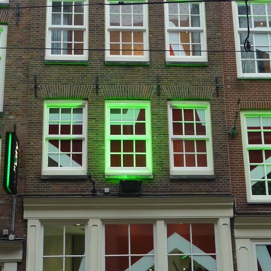 Pand met halsgevel met gedeelde vleugelstukken