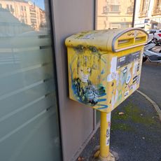Fillette tenant sa tétine et sa peluche