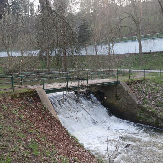 Most přes Stařečský potok nad výpustí Máchova jezírka