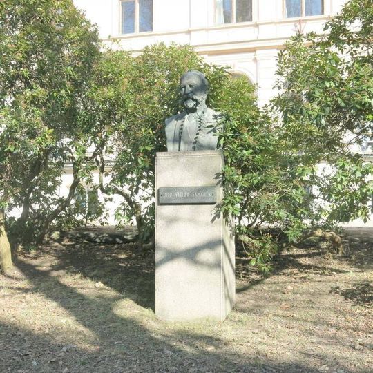 Pomník Václava Šamánka u školy v Šamánkově ulici v Liberci